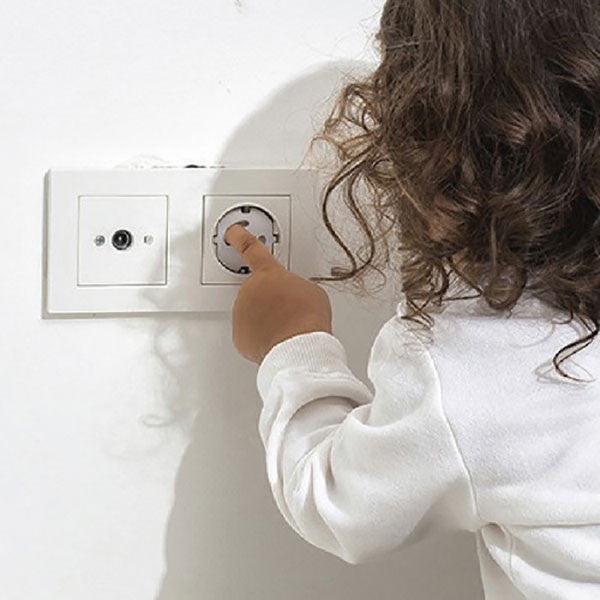 Grounded socket cover