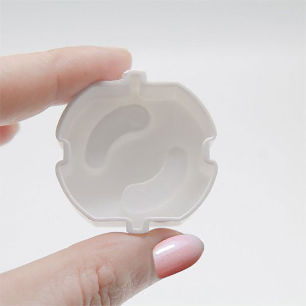 Grounded socket cover